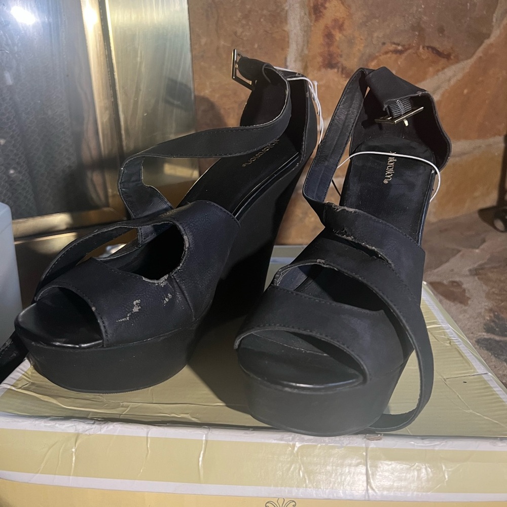 Sexy strappy wedge black